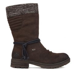 Kozaki Rieker. Brązowe kozaki Rieker, bez wzorów, bez obcasa, na płaskiej podeszwie, bez zapięcia. Za 429.99 zł.