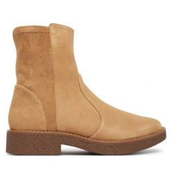 Botki Clarks. Brązowe botki Clarks, bez wzorów, bez obcasa, na płaskiej podeszwie, bez zapięcia. Za 479.99 zł.