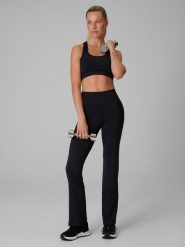 4F Legginsy treningowe z rozszerzanymi nogawkami damskie - czarne M. Czarne legginsy 4f, m, bez wzorów, z podwyższonym stanem, na fitness i siłownię. Za 149.99 zł.