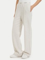 Calvin Klein Jeans Spodnie dresowe LV047G253G Kremowy Relaxed Fit. Białe spodnie sportowe Calvin Klein Jeans, bez wzorów, z bawełny. Za 409.99 zł.