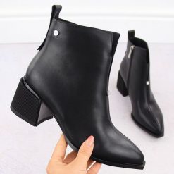 Skórzane botki damskie na obcasie czarne Goe OO2N4211. Czarne botki GOE, bez wzorów, z materiału, eleganckie, bez obcasa, na obcasie, bez zapięcia. Za 240.00 zł.