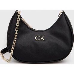Calvin Klein torebka kolor czarny. Czarne listonoszki Calvin Klein, bez wzorów, z włókna, na ramię, bez dodatków. Za 539.99 zł.