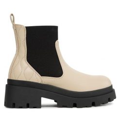 Botki ONLY. Brązowe botki ONLY, bez wzorów, bez obcasa, na płaskiej podeszwie, bez zapięcia. Za 199.99 zł.