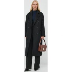 Twinset płaszcz wełniany kolor czarny przejściowy dwurzędowy. Czarne płaszcze Twinset, bez wzorów, z wełny, klasyczne, bez kaptura. Za 2,199.90 zł.