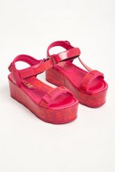 Sandały damskie na platformie VERSACE JEANS COUTURE. Sandały Versace Jeans Couture, bez wzorów, z jeansu, bez obcasa, na platformie, bez zapięcia. W wyprzedaży za 598.95 zł.