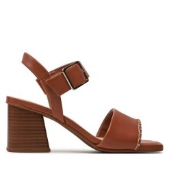 Sandały Clarks. Brązowe sandały Clarks, bez wzorów, bez obcasa, na słupku, bez zapięcia. Za 399.99 zł.