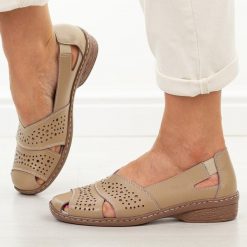 Beżowe ażurowe skórzane półbuty damskie Vinceza 66928. Brązowe półbuty wsuwane VINCEZA, na lato, z aplikacjami, z jeansu, eleganckie, z okrągłym noskiem, bez obcasa, na płaskiej podeszwie. Za 199.00 zł.