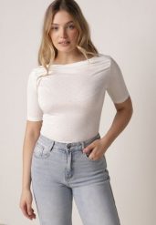 Biała Bluzka z Cyrkoniami i Dekoltem w Łódkę Saloriel. Białe bluzki Born2be, m, z aplikacjami, z jeansu, wizytowe, bez kołnierzyka, bez ramiączek. Za 59.99 zł.