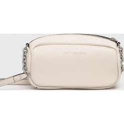 Calvin Klein Jeans torebka kolor beżowy. Brązowe listonoszki Calvin Klein Jeans, bez wzorów, z jeansu, na ramię, bez dodatków. Za 359.99 zł.