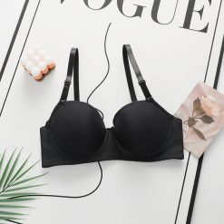 Biustonosz z usztywnieniem i regulowanymi ramiączkami na co dzień i specjalne okazje Halide. Czerwone biustonosze Intica, bez wzorów, z materiału. W wyprzedaży za 79.00 zł.