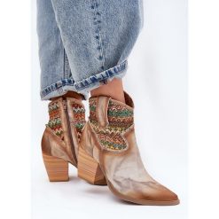 Skórzane Botki Kowbojki Na Słupku Z Ozdobną Plecionką Maciejka 06810-29 Multikolor wielokolorowe. Botki bez wzorów, ze skóry, klasyczne, ze szpiczastym noskiem, bez obcasa, na słupku, bez zapięcia. Za 689.04 zł.