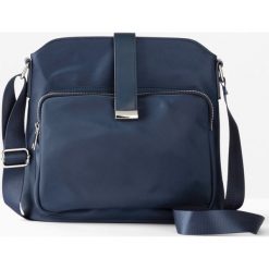 Torebka na ramię. Niebieskie torebki klasyczne bonprix, bez wzorów, eleganckie, na ramię, bez dodatków. Za 99.99 zł.