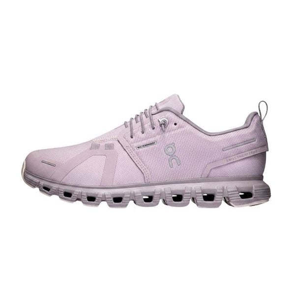 Buty damskie On Cloud 6 WP. Czerwone buty do biegania On Running, bez wzorów, z gumy, bez zapięcia, do biegania. Za 774.55 zł.