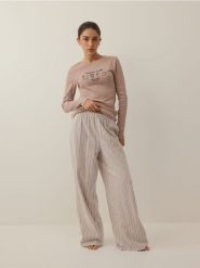 Dwuczęściowa piżama z bawełny - brązowy. Brązowe piżamy Reserved, l, bez wzorów, z bawełny, bez kołnierzyka, bez ramiączek. Za 139.99 zł.