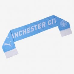 Szalik piłkarski Manchester City 24/25. Szaliki i kominy Puma, bez wzorów, sportowe. W wyprzedaży za 59.99 zł.