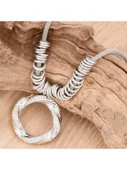 MENTHE À L'O Naszyjnik z elementem ozdobnym - dł. 70 cm rozmiar: onesize. Szare naszyjniki MENTHE À L'O, z materiału, z kryształem. Za 126.15 zł.