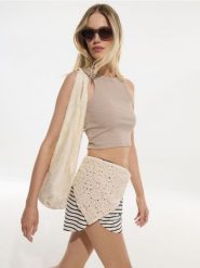 Dresowe szorty z kieszeniami - wielobarwny. Szorty sportowe Sinsay, bez wzorów, z dresówki. Za 19.99 zł.