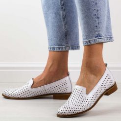 Perłowe ażurowe skórzane Polskie półbuty damskie Deoni d44. Brązowe półbuty wsuwane Deoni, na lato, w ażurowe wzory, ze skóry, klasyczne, bez obcasa, na płaskiej podeszwie. Za 419.00 zł.