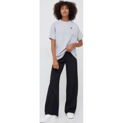 Lyle & Scott t-shirt bawełniany kolor szary. Szare t-shirty Lyle & Scott, l, z aplikacjami, z bawełny, bez kołnierzyka, bez ramiączek. W wyprzedaży za 96.99 zł.