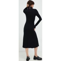 Tommy Hilfiger sukienka kolor czarny midi rozkloszowana. Czarne sukienki Tommy Hilfiger, l, bez wzorów, z włókna, bez kołnierzyka, bez ramiączek, maxi, dopasowane. W wyprzedaży za 879.99 zł.