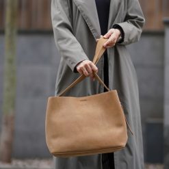 Shopperka skórzana Solier FL38 Sienna beżowa. Brązowe torebki klasyczne Solier, bez wzorów, ze skóry, biznesowe, na ramię, zamszowe, bez dodatków. Za 399.00 zł.