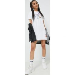 Ellesse sukienka bawełniana x Looney Tunes kolor biały mini prosta. Białe sukienki Ellesse, na co dzień, bez wzorów, z bawełny, bez kołnierzyka, bez ramiączek, mini, proste. W wyprzedaży za 129.99 zł.