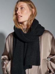 OPUS Szal "Ashiny" w kolorze czarnym rozmiar: onesize. Czarne szaliki i kominy Opus, bez wzorów, ze splotem. Za 86.99 zł.