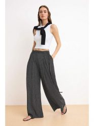 Trendyol Spodnie - Loose fit - w kolorze czarno-białym rozmiar: 38. Białe spodnie materiałowe Trendyol, bez wzorów, z materiału. Za 109.78 zł.