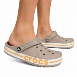 Klapki chodaki sportowe Crocs BAYABAND CLOG. Brązowe klapki Crocs, bez wzorów, z materiału, sportowe, bez obcasa, bez zapięcia. Za 219.00 zł.