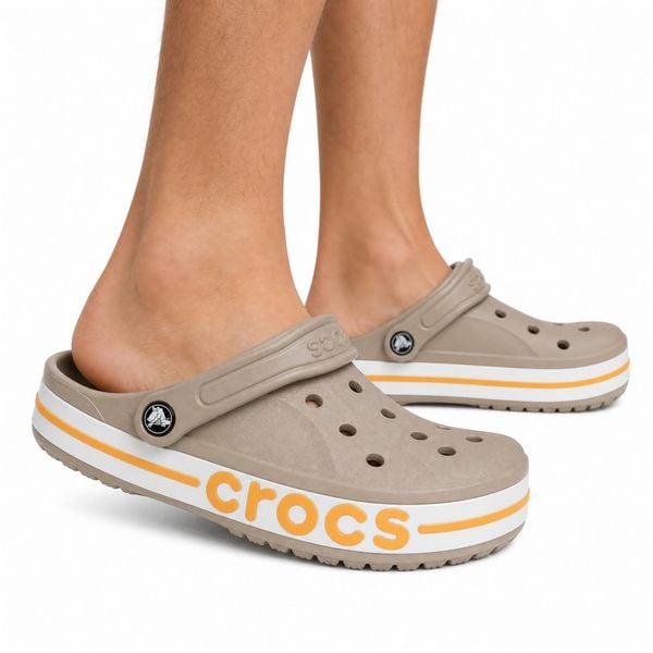 Klapki chodaki sportowe Crocs BAYABAND CLOG. Brązowe klapki Crocs, bez wzorów, z materiału, sportowe, bez obcasa, bez zapięcia. Za 219.00 zł.