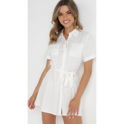 Biała Sukienka Larkey. Białe sukienki Born2be, l, bez wzorów, z materiału, eleganckie, bez kołnierzyka, bez ramiączek, mini, koszulowe. W wyprzedaży za 59.99 zł.