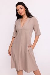 Swobodna sukienka trapezowa z dekoltem V beżowa. Brązowe sukienki Bewear, do pracy, l, bez wzorów, biznesowe, bez kołnierzyka, bez ramiączek, trapezowe. Za 309.00 zł.