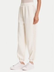 Guess Spodnie dresowe V5YB02 KB3P2 Écru Regular Fit. Spodnie dresowe Guess, z aplikacjami, z dresówki. Za 219.99 zł.