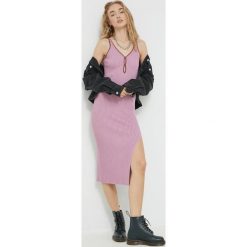 Abercrombie & Fitch sukienka kolor fioletowy midi dopasowana. Fioletowe sukienki Abercrombie & Fitch, l, bez wzorów, z dzianiny, bez kołnierzyka, bez ramiączek, midi, dopasowane. W wyprzedaży za 274.99 zł.