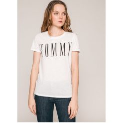 Tommy Jeans - Top. Topy sportowe marki Tommy Jeans. W wyprzedaży za 99.90 zł.