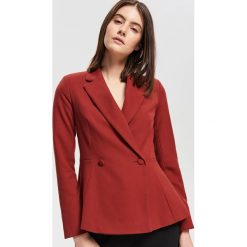 Elegancka taliowana marynarka - Bordowy. Marynarki i żakiety marki House. W wyprzedaży za 119.99 zł.