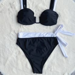 Bikini z kokardkami i wysokimi figami na lato Ondine. Czarne bikini Intica, bez wzorów, z materiału. Za 159.00 zł.