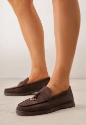 Ciemnobrązowe Mokasyny VICES Casualowe ze Skórzaną Wkładką i Metalowymi Ozdobami Dinsmore. Brązowe mokasyny Renee, bez wzorów, z materiału, z okrągłym noskiem. Za 89.99 zł.