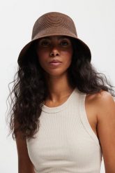 KAPELUSZ BUCKET RETRO BRĄZOWY One size - Flawless. Brązowe kapelusze Flawless, na lato, bez wzorów, eleganckie. Za 210.00 zł.