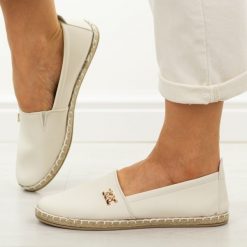 Beżowe lico espadryle damskie, półbuty Potocki 16374. Brązowe espadryle POTOCKI, bez wzorów, z jeansu, casualowe, z okrągłym noskiem, bez obcasa, na płaskiej podeszwie. W wyprzedaży za 87.12 zł.