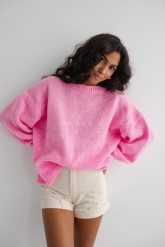 Sweter oversize z bufiastym rękawem NEON PINK - RIVERO-UNI. Różowe swetry Marsala, na lato, bez wzorów, z wełny, bez ramiączek. Za 249.90 zł.