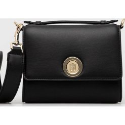 Tommy Hilfiger torebka kolor czarny. Czarne listonoszki Tommy Hilfiger, bez wzorów, bez dodatków. W wyprzedaży za 519.99 zł.
