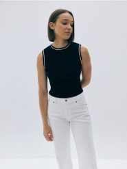 Bluzka z wiskozy - czarny. Czarne bluzki Reserved, l, bez wzorów, z dzianiny, bez kołnierzyka, bez ramiączek. W wyprzedaży za 39.99 zł.