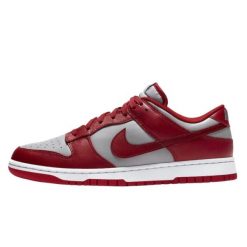 Buty do chodzenia dla dorosłych Nike Dunk Low Varsity Red UNLV. Czerwone buty treningowe Nike, bez wzorów, z gumy, bez zapięcia, do piłki nożnej. Za 912.90 zł.