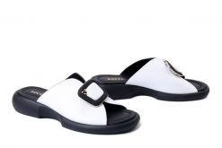 BOCCATO 0450-005 white, klapki damskie. Białe klapki Boccato, bez wzorów, ze skóry, bez obcasa, na obcasie, bez zapięcia. Za 242.17 zł.