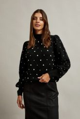 Sweter ozdobiony koralikami czarny. Czarne swetry MOODO, l, bez wzorów, z elastanu, bez ramiączek. W wyprzedaży za 47.99 zł.
