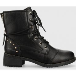 Mustang botki damskie kolor czarny na słupku lekko ocieplone. Czarne botki Mustang, bez wzorów, bez obcasa, na obcasie, bez zapięcia. Za 419.99 zł.