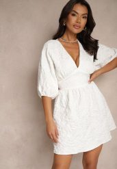 Biała Sukienka o Rozkloszowanym Fasonie z Tłoczonym Wzorem i Rękawami Nietoperz Farinose. Białe sukienki Renee, na co dzień, l, bez wzorów, eleganckie, bez kołnierzyka, bez ramiączek, mini, rozkloszowane. W wyprzedaży za 125.99 zł.