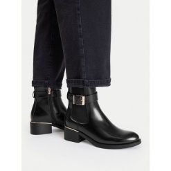 Botki MEXX. Czarne botki Mexx, bez wzorów, bez obcasa, na płaskiej podeszwie, bez zapięcia. Za 249.99 zł.