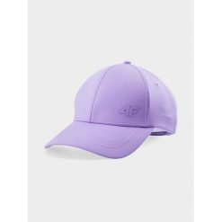 Czapka z daszkiem 4F. Fioletowe czapki z daszkiem 4f, bez wzorów. Za 39.99 zł.